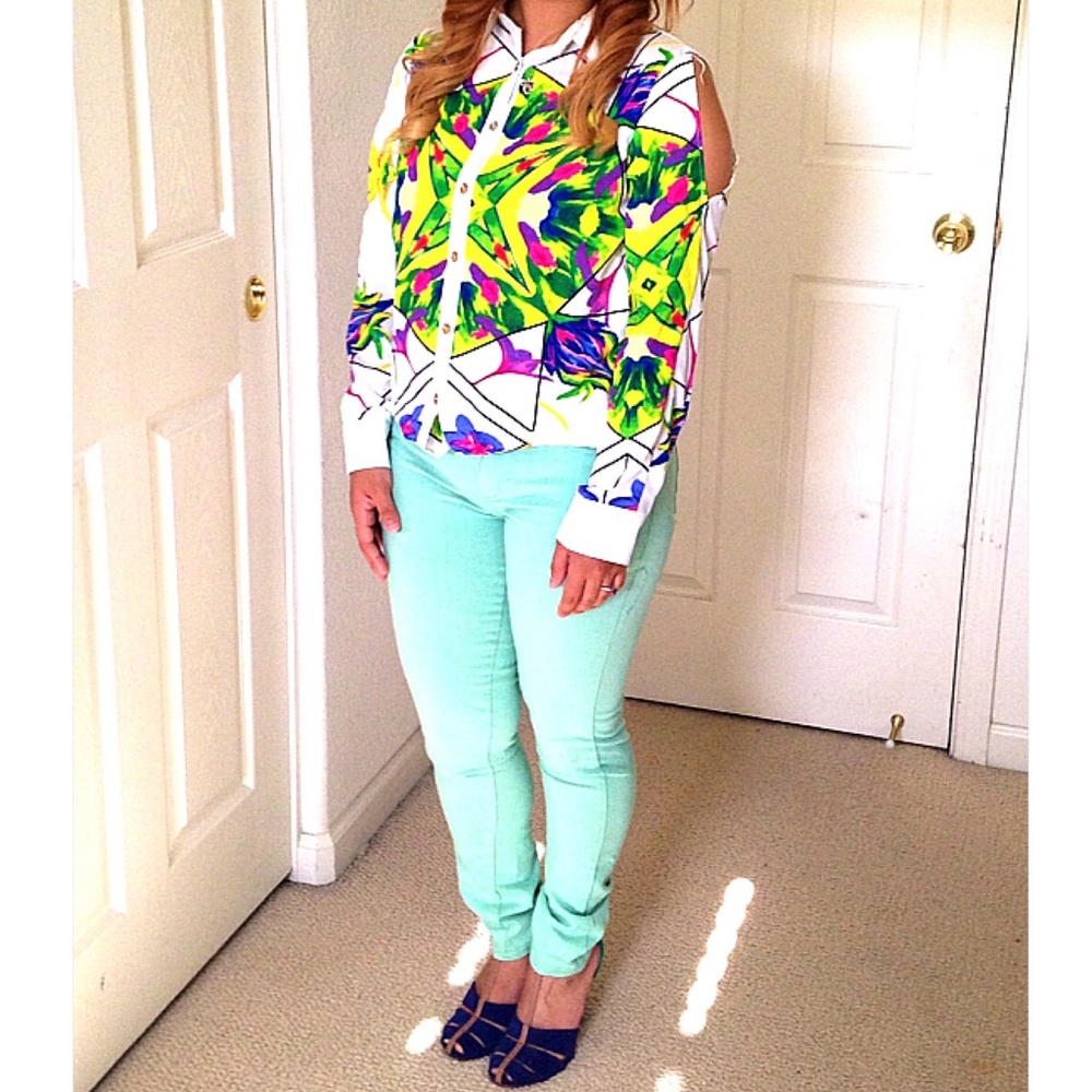 🎉HP🎉🎀colorful cold shoulder chiffon top🎀